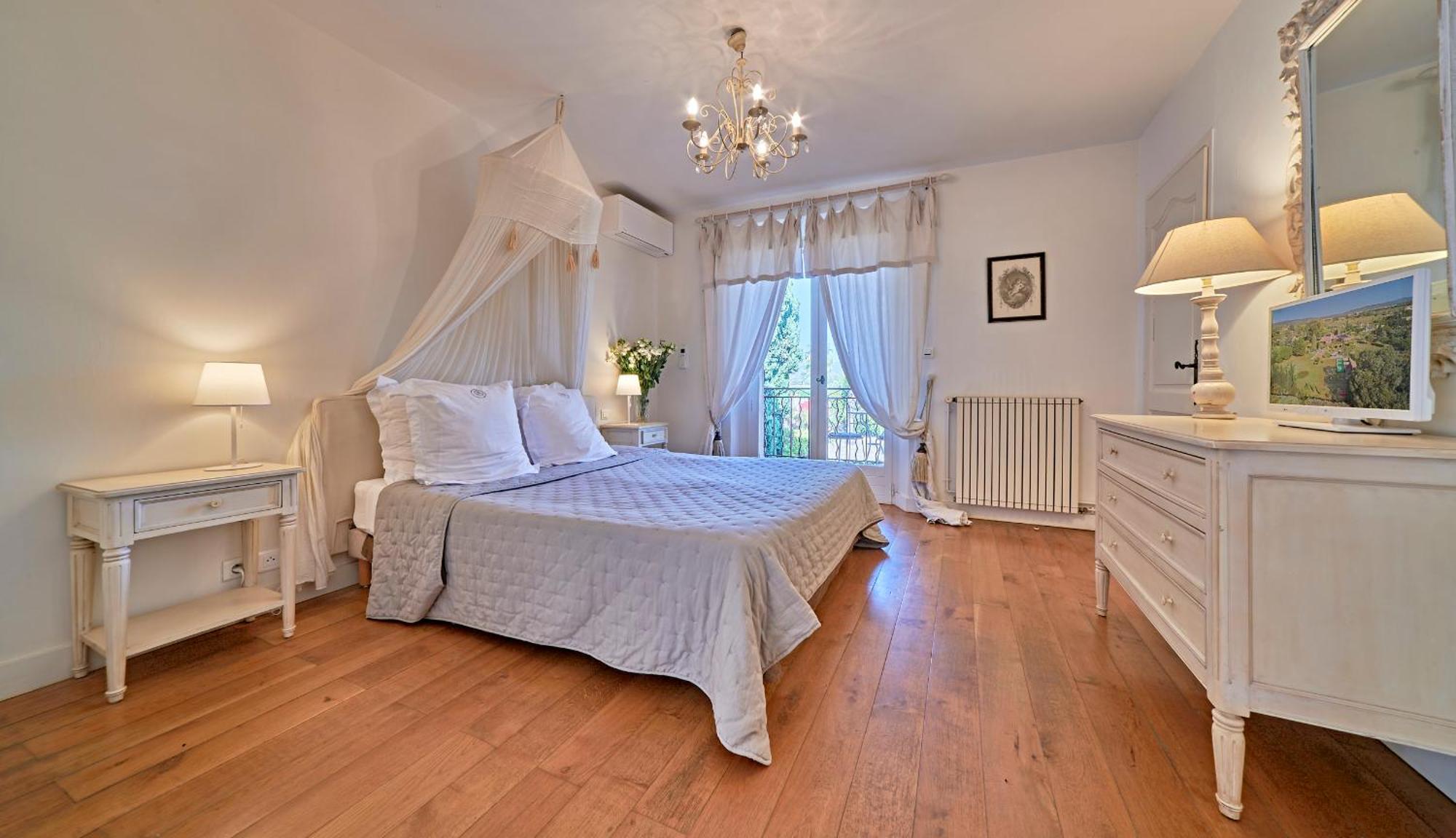 Bed and breakfast Mercedes 300 M De La 5*